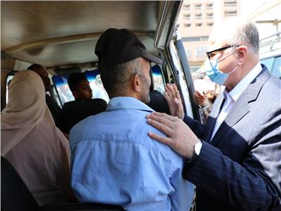 محافظ القاهرة يتفقد مواقف "السرفيس"