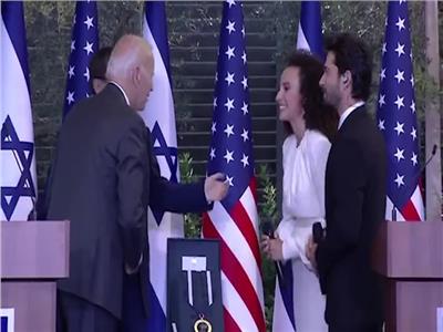 مغنية إسرائيلية تُعرض الرئيس الأمريكي لموقف محرج 
