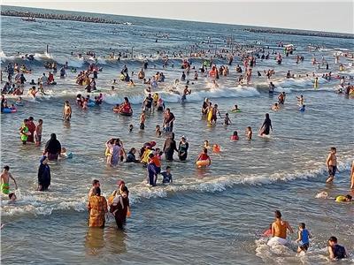 إنقاذ ٥٨ مصطاف من الغرق وتسليم ١٢٧ طفل تائه لذويهم بشواطئ راس البر