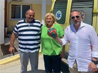 كرة تنقذ حياة سائح من الغرق قرب سواحل اليونان