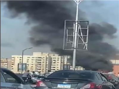 تفحم سيارة أعلى كوبري أكتوبر بمدينة نصر 