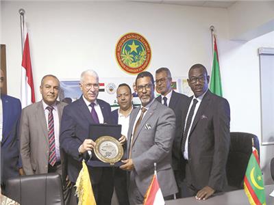 رئيس مجلس إدارة المقاولون العرب خلال توقيع العقد مع وزير النقل الموريتانى
