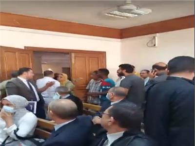 انهيار شقيقة المتهم الأول برشوة وزارة الصحة بعد الحكم عليه