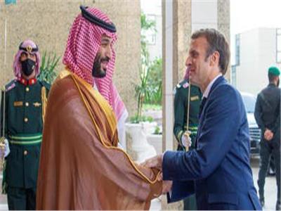 الرئيس إيمانويل ماكرون وولي العهد الأمير السعودي محمد بن سلمان