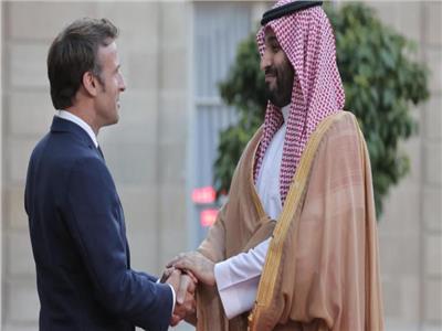 الرئيس الفرنسي يستقبل ولي العهد السعودي عند وصوله إلى الإليزيه