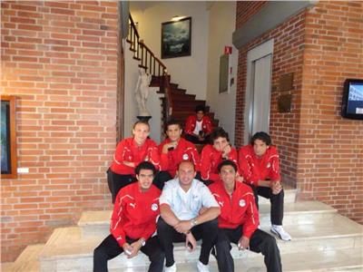 تامر حسن مع لاعبي منتخب الشباب