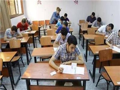 طلاب الدبلومات يواصلون أداء امتحانات