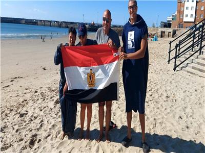 السباح محمد الحسيني من ذوي الهمم ينجح في عبور «بحر المانش» 