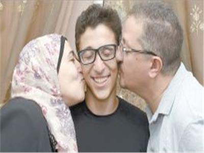 قبلة على خد مروان من والديه