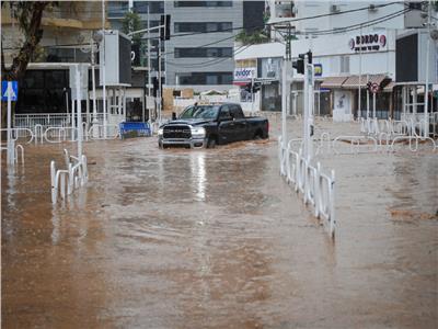مياه الفيضانات تحاصر 100 شخص بعد غمرها جسرًا في كوريا الجنوبية
