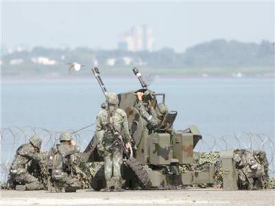 جنود تابعون لجزيرة تايوان قبل إجراء المناورات 