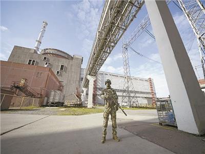 جندى روسى أمام محطة زابوريجيا للطاقة النووية جنوب أوكرانيا    