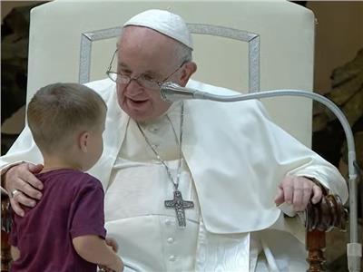 طفل يقاطع البابا فرنسيس خلال عظته الأسبوعية