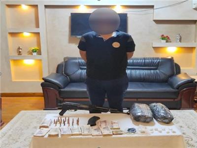 المتهم وبحوزتهم المضبوطات