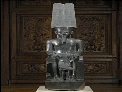 تمثال المعبود آمون بمتحف اللوفر
