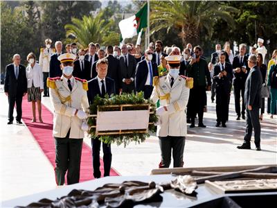 ماكرون يضع إكليلا من الزهور على نصب مقام الشهيد في الجزائر