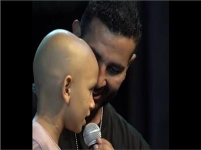 أحمد سعد مع الطفل