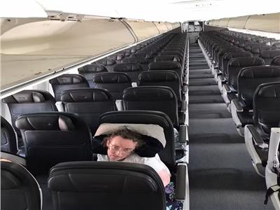  امرأة معاقة تركت على متن الطائرة  لمدة 90 دقيقة