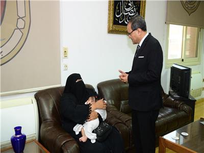 رئيس جامعة سوهاج خلال استقباله والدة الطفلة 