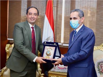 الدكتور عمرو عثمان مع الدكتور طارق رحمي محافظ الغربية
