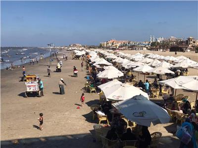 شاطئ بورسعيد يستقبل آلاف الزائرين للاستمتاع بالأجواء الصيفية