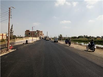 محافظ الإسماعيلية يتابع أعمال رصف طريق بر أيسر ترعة السويس 