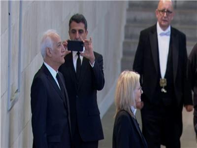 أحد مساعدي الرئيس الأرميني يقوم بتصويره عبر الهاتف بجانب نعش الملكة إليزابيث الثانية