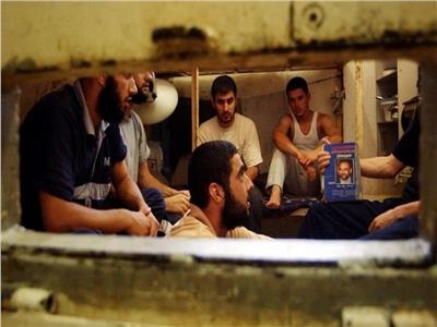 30 معتقلًا إداريًا يعلنون خوضهم الإضراب عن الطعام في سجون الاحتلال