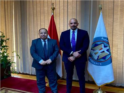 وزير المالية خلال لقائه مع مدير عام «أمازون مصر»
