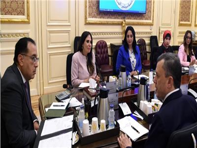 وزير السياحة والاثار خلال اجتماعه مع رئيس الوزراء