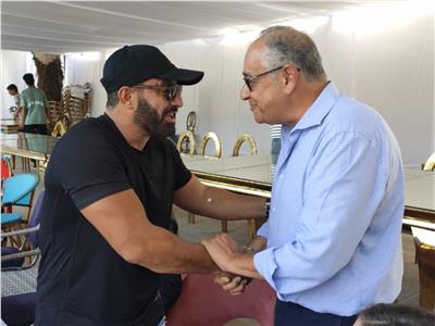 النجم أحمد السقا يصافح رامي إسكندر رئيس مجلس إدارة نادي الفروسية