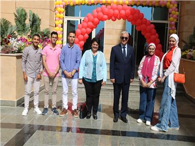 مبارك يلتقى بطلاب الفرقة الأولى بجامعة المنوفية الأهلية