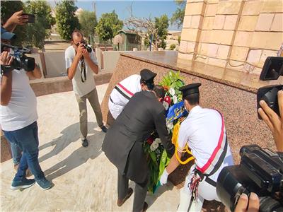 محافظ شمال سيناء يضع اكليل الزهور على النصب التذكارى