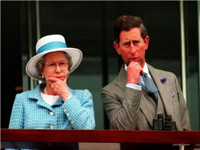 الملك تشارلز برفقة والدته الراحلة الملكة إليزابيث