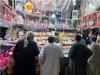 توافد المواطنين على أماكن بيع حلوى المولد النبوي بأسوان
