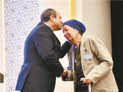  الرئيس عبدالفتاح السيسى يقبل رأس السيدة ثريا أحمد راغب