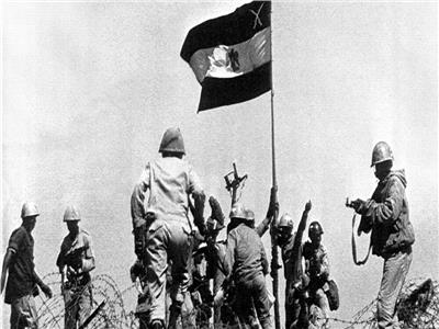 جنود مصريون يرفعون علم مصر على الضفة الشرقية لقناة السويس