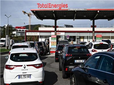 طوابير عند محطات الوقود في فرنسا 