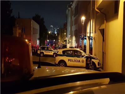 قوات الشرطة خارج ملهى للمثليين في سلوفاكيا بعد مقتل بعد إطلاق نار