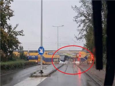 حادث مرعب.. قطارمسرع يصطدم بحافلة ركاب ويقسمها لنصفين