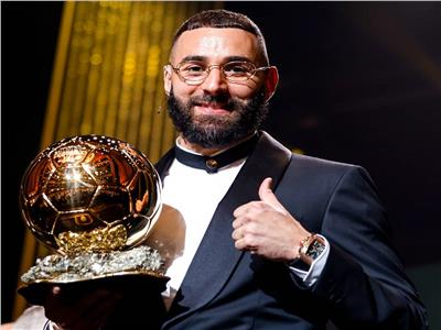 كريم بنزيما يتوج بجائزة الكرة الذهبية
