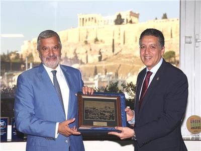 السفير المصري باليونان يلتقي بمحافظ العاصمة أثينا