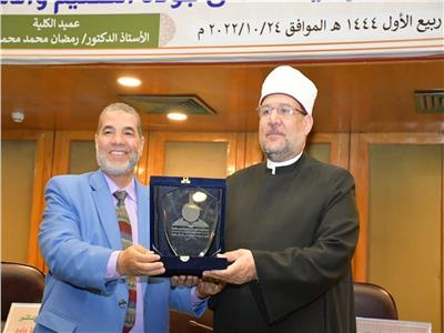 «الدراسات الإسلامية» تكرم وزير الأوقاف تقديرًا لجهوده في تجديد الخطاب الديني 