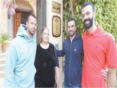 الكاتبة الصحفية أمانى ضرغام مع أبناء الراحل ياسر رزق
