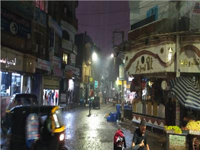 أمطار عزيرة تغرق شوارع المنيا