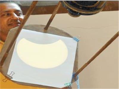 أحد العاملين بمرصد حلوان خلال متابعة كسوف الشمس