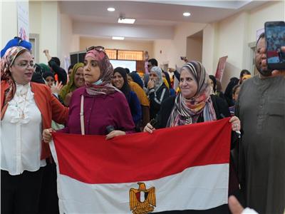 المشاركون في القافلة يرفعون علم مصر 