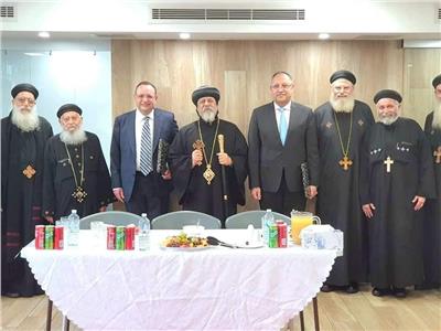 السفير المصري والقنصل العام بأستراليا خلال زيارتهم الكنيسة الأرثوذكسية 