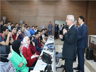 رئيس جامعة المنوفية خلال الجولة