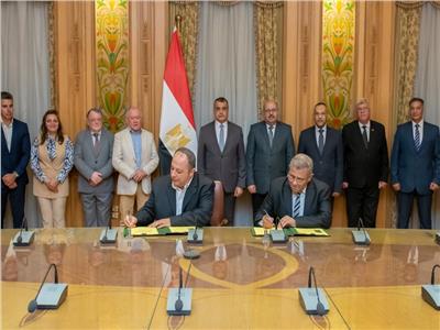 وزير الدولة للإنتاج الحربي يشهد توقيع عقدين مع «بابيريوس مصر»
